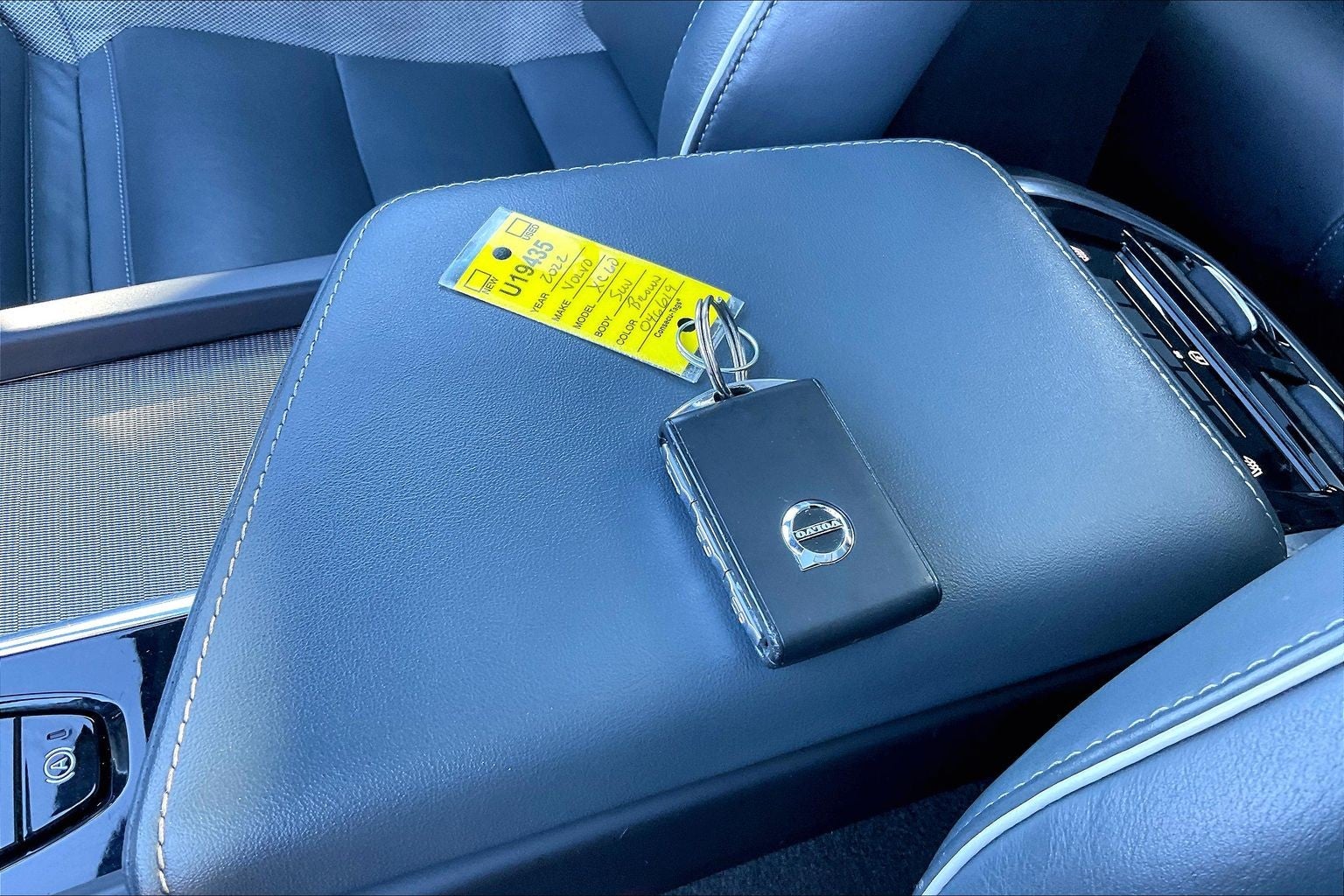 2022 Volvo XC60 R-Design