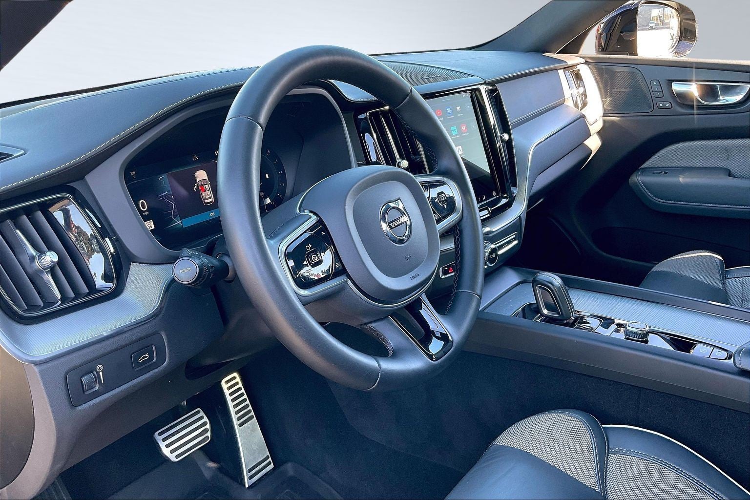 2022 Volvo XC60 R-Design