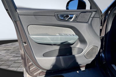 2022 Volvo XC60 R-Design