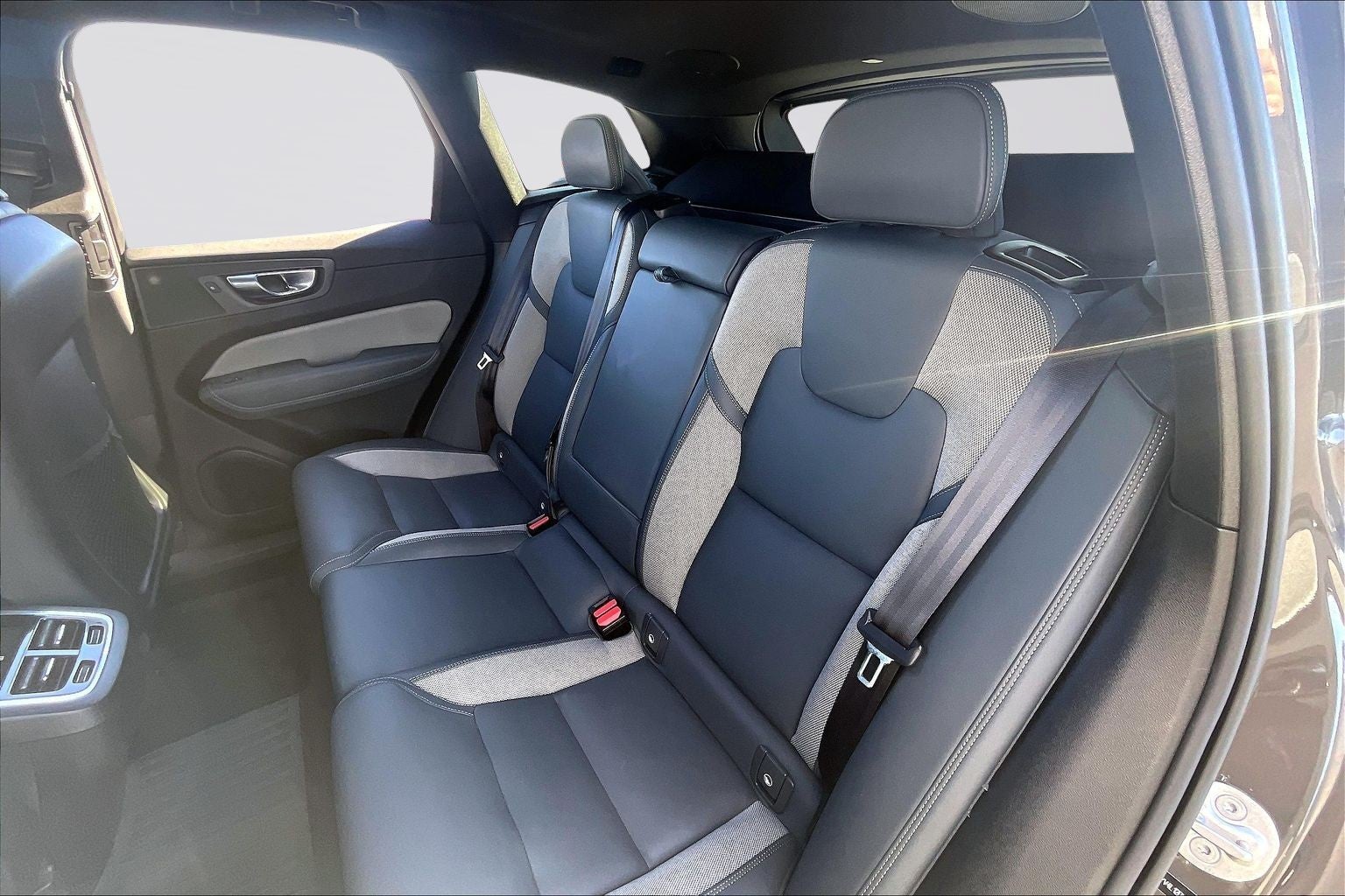 2022 Volvo XC60 R-Design