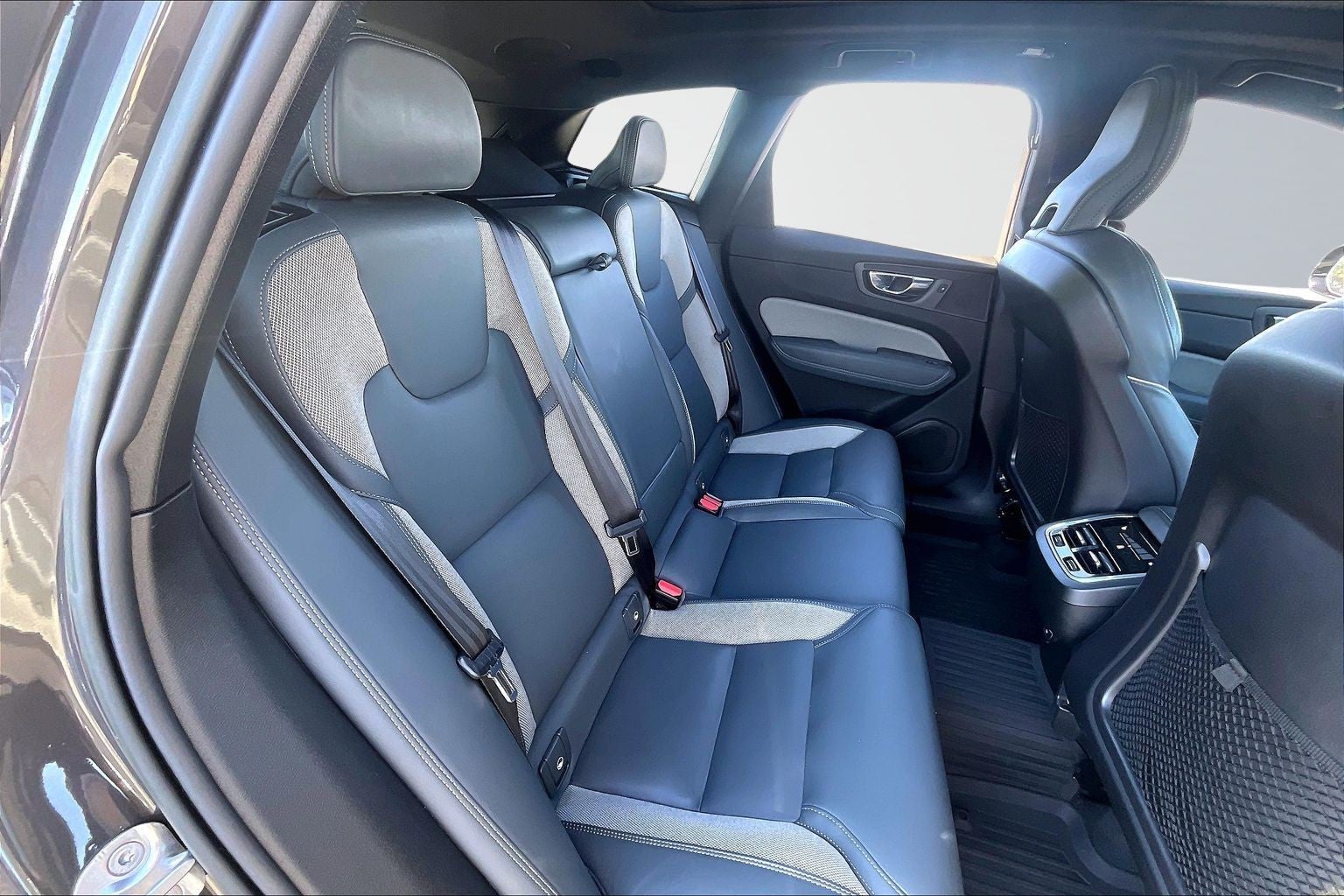 2022 Volvo XC60 R-Design