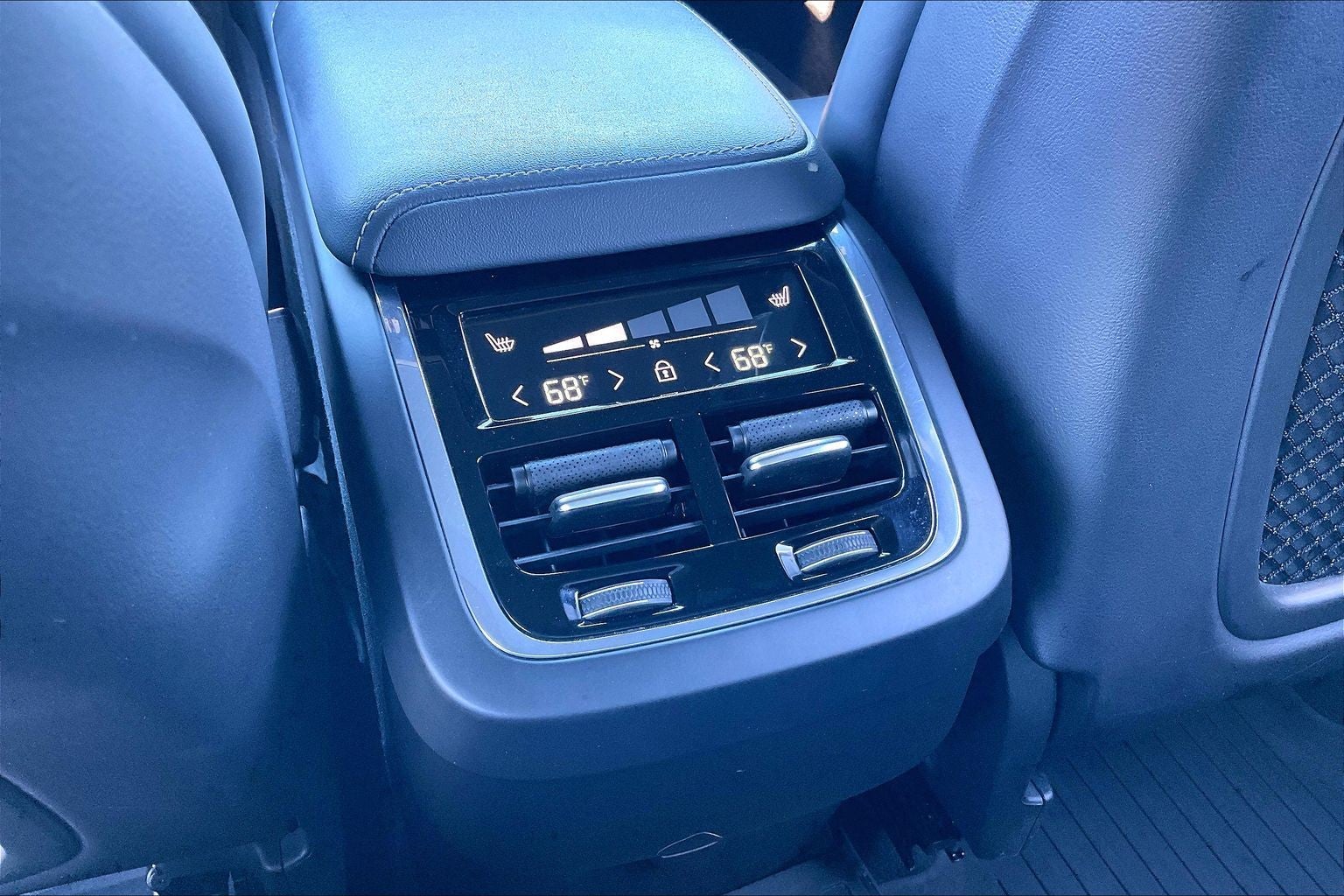 2022 Volvo XC60 R-Design