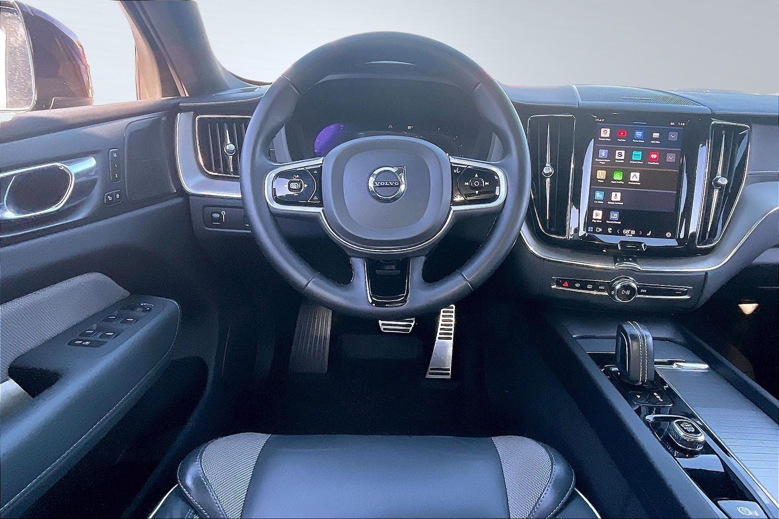 2022 Volvo XC60 R-Design